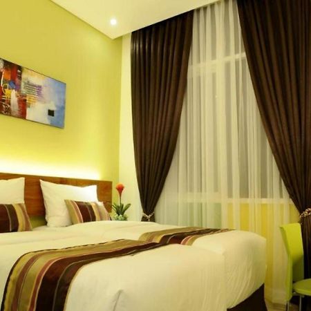 Biz Boulevard Hotel Manado Exterior foto